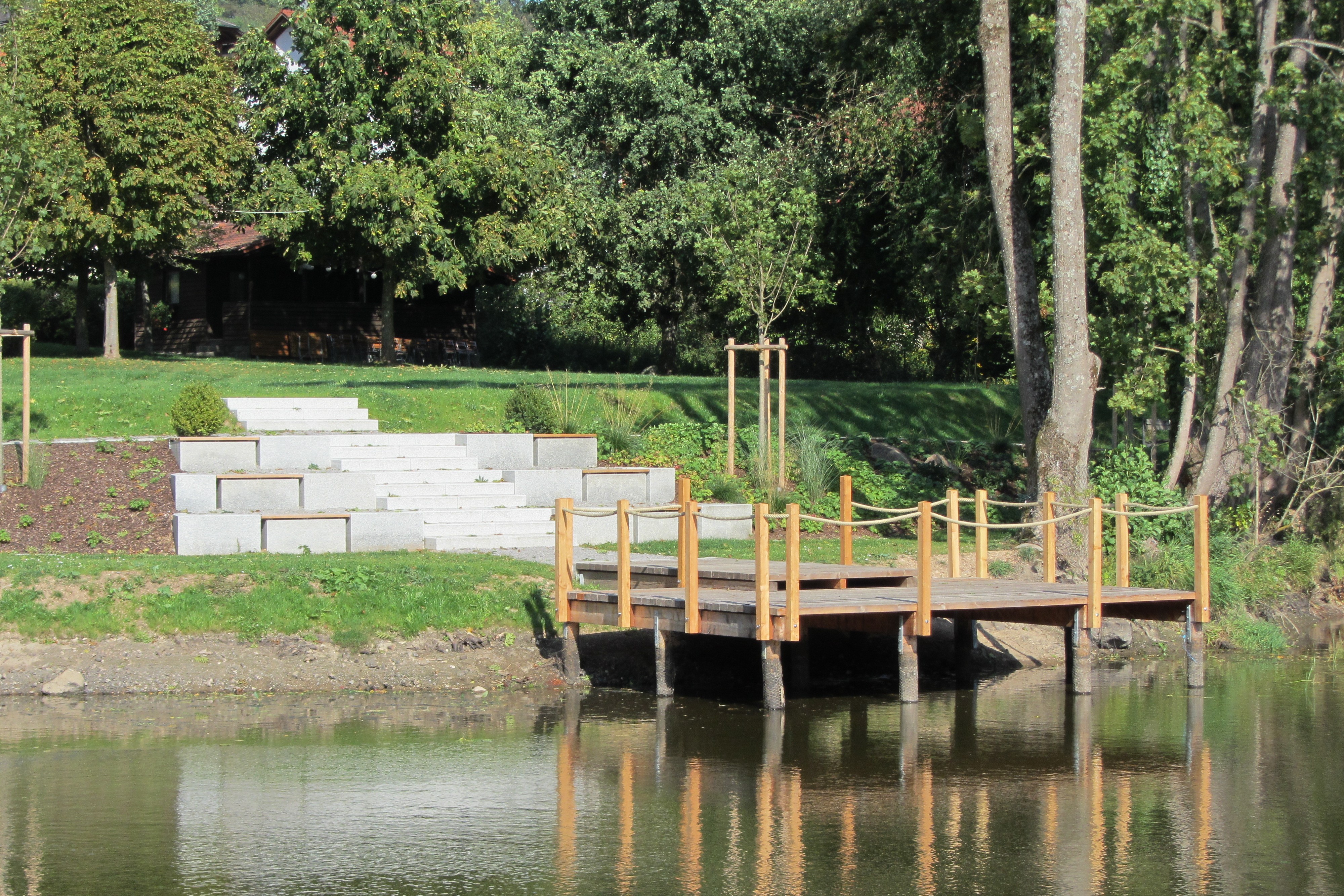 Treppe am Dorfweiher Karlstein